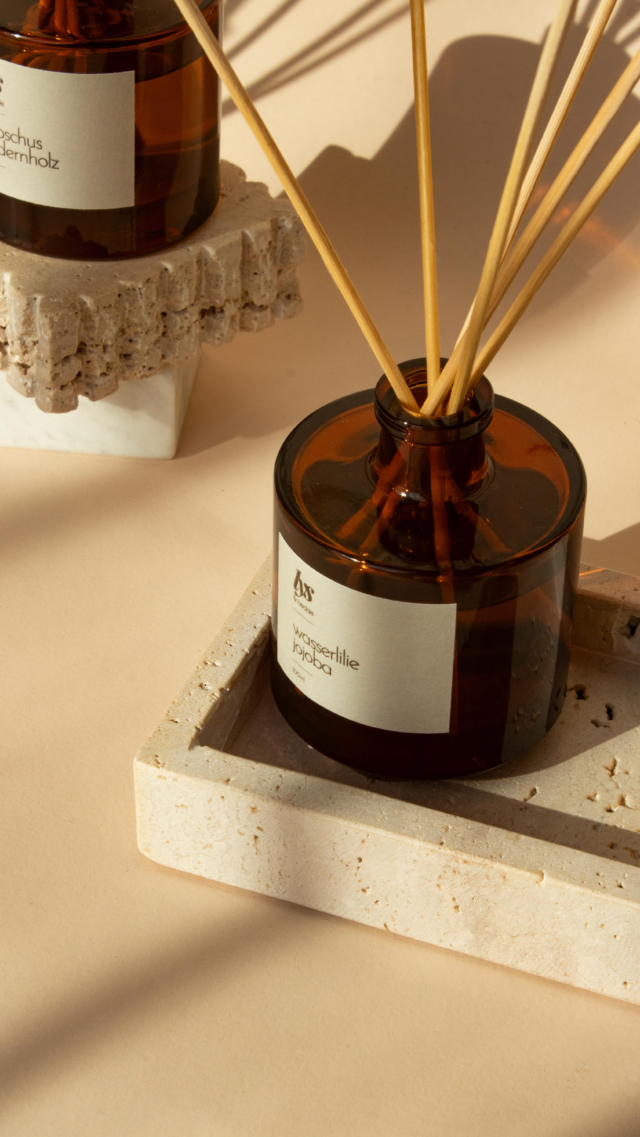 Unsere Lieblingsdüfte jetzt auch als DIFFUSER 😍
Die Seele eines Raumes liegt im Duft, den er trägt – und genau diesen Zauber gibt es jetzt in einer neuen Form:
Unsere vier beliebtesten Duftkompositionen sind ab sofort auch als elegante Diffuser erhältlich. ✨ Ganz ohne Flamme, aber mit genauso viel Gefühl erfüllen sie dein Zuhause mit wohltuender Atmosphäre – Tag für Tag, ganz sanft und langanhaltend. 🤩
Natürlich. Und voller Liebe zum Detail. 🤍
Entdecke jetzt die neuen Raumdüfte und finde deinen persönlichen Lieblingsduft für Zuhause. 🥂
📍 Erhältlich ONLINE und in unserem CONCEPT-STORE 📍
FACTS: 
▫️Dufterlebnis für rund 2 Monate
▫️12 Duftstäbchen aus ungebleichtem Rattan
▫️natürliche Düfte
▫️recycelbares Glas
▫️Versand in Geschenkbox
▫️Liebevolle Handarbeit
▫️Glas: D 5,5cm, H 8cm
▫️100ml Füllmenge

Diffuser | Raumdüfte | Raumdiffuser | Duftliebe | Dufterlebnis
#lyshedde #dufterlebnis #duftliebe #diffuser #raumduft #raumdiffuser #duftstäbchen #duftfürdeinzuhause #newin #neuimshop
