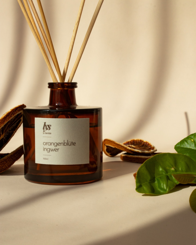Entdecke unsere neuen Diffuser Raumdüfte, die dein Zuhause für rund 2 Monate in eine duftende Wohlfühloase verwandeln. ✨ Die belebende Frische der Orangenblüte und die würzige Note des Ingwers vereinen sich zu einer sinnlichen Duftkomposition. 🍊 
Es entfalten sich die zarten Aromen der Orangenblüte, die eine erheiternde Wirkung auf die Sinne haben, während die intensive Note des Ingwers eine lebhafte Komponente verleiht. 🥳
Geschaffen für eine genussvolle Auszeit.

Diffuser | Raumduft | Orangenblüte | Duftliebe 
#lyshedde #duftliebe #raumduft #diffuser #dufterlebnis #orangeingwer #raumduftfürdeinzuhause #frischerduft