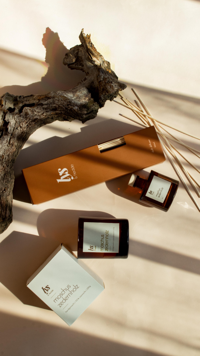 ✨ NEUHEIT ✨
Unser Bestseller „Moschus & Zedernholz“ ist jetzt auch als Raumduft-Diffuser erhältlich. 😍
Moschus & Zedernholz – warm, sinnlich und zugleich elegant. Der perfekte Duft, um deinem Zuhause eine beruhigende, erdende Atmosphäre zu verleihen. Ideal für alle, die Stil mit einem Hauch von Luxus verbinden möchten.
🥳 Tipp: Beim Kauf von Duftkerze & Diffuser im Set (gleiche Duftrichtung) sparst du 5 % – perfekt zum Verschenken oder selbst Verwöhnen.
Jetzt im Concept-Store in Krems & online entdecken❕

#lyshedde #raumduft #moschusundzeder #diffuserliebe #conceptstorekrems #duftkerzen #interiorliebe #neubeiuns #dufterlebnis