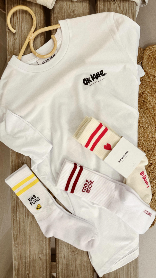 Kennt ihr denn schon unsere coolen T-Shirts von @strawanza? 😎 Aus BIO-Baumwolle werden diese Shirts mit lustigen Motiven per Hand mit ganz viel Liebe bedruckt! In verschiedenen Größen und Motiven erhältlich! 🥳
Außerdem findest du auch eine Auswahl an bequemen Socken mit verschiedenen Motiven bestickt! 
Komm vorbei und entdecke unsere Neuheiten in unserem Concept-Store in Krems 🙌

#lyshedde #strawanza #canyouhendlthis #okkuhl #kasfuas #bavariancouture #krems #conceptstore #tshirtlife #sockenliebe